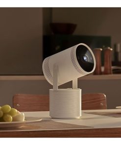 Samsung Freestyle 2 hordozható projektor – kompakt méretű, fehér színű készülék vetítés közben