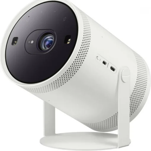 Samsung Freestyle 2 hordozható projektor – kompakt méretű, fehér színű készülék vetítés közben