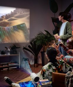 Samsung Freestyle 2 hordozható projektor – kompakt méretű, fehér színű készülék vetítés közben