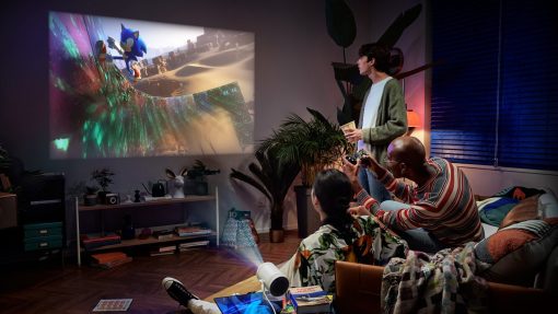 Samsung Freestyle 2 hordozható projektor – kompakt méretű, fehér színű készülék vetítés közben