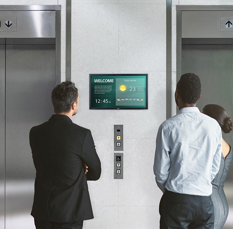 LG 22SM3G reklámkijelző üzleti környezetben