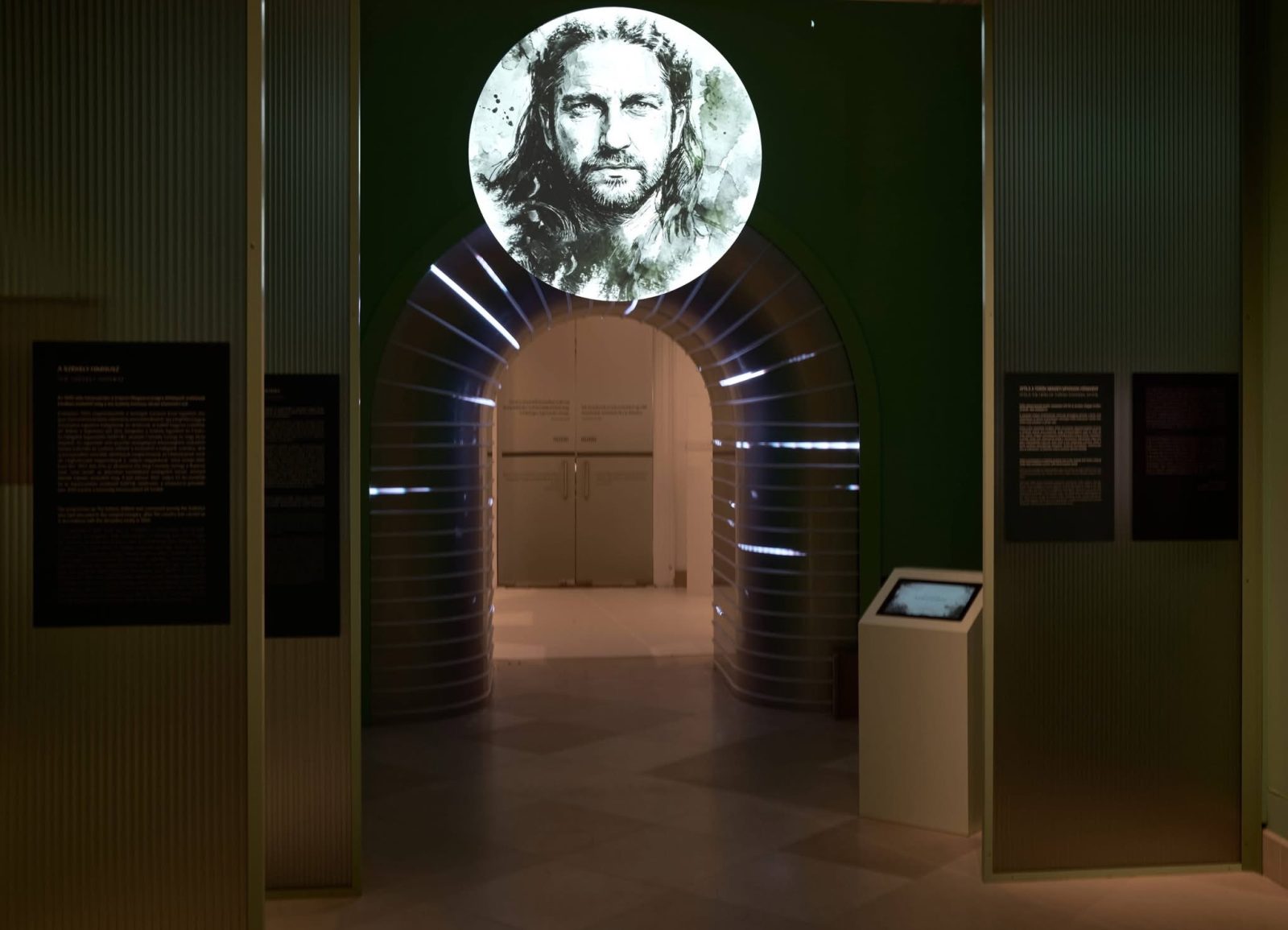 Attila portréját megjelenítő vetítési installáció a Magyar Nemzeti Múzeum 2026 januárjában megnyílt Attila-kiállításának bejáratánál, Epson projektor és LG vizuáltechnikai megoldások alkalmazásával.