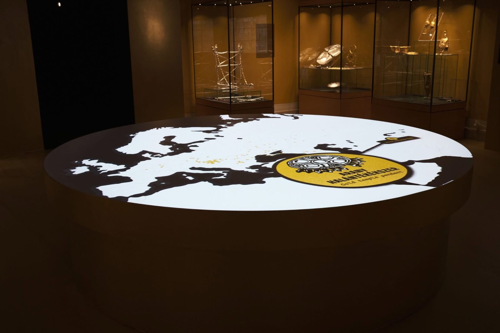 Interaktív térképes asztalvetítés az Attila-kiállításon, amely a hun birodalom kiterjedését mutatja be Epson projektorral és LG megjelenítőkkel a Magyar Nemzeti Múzeumban.