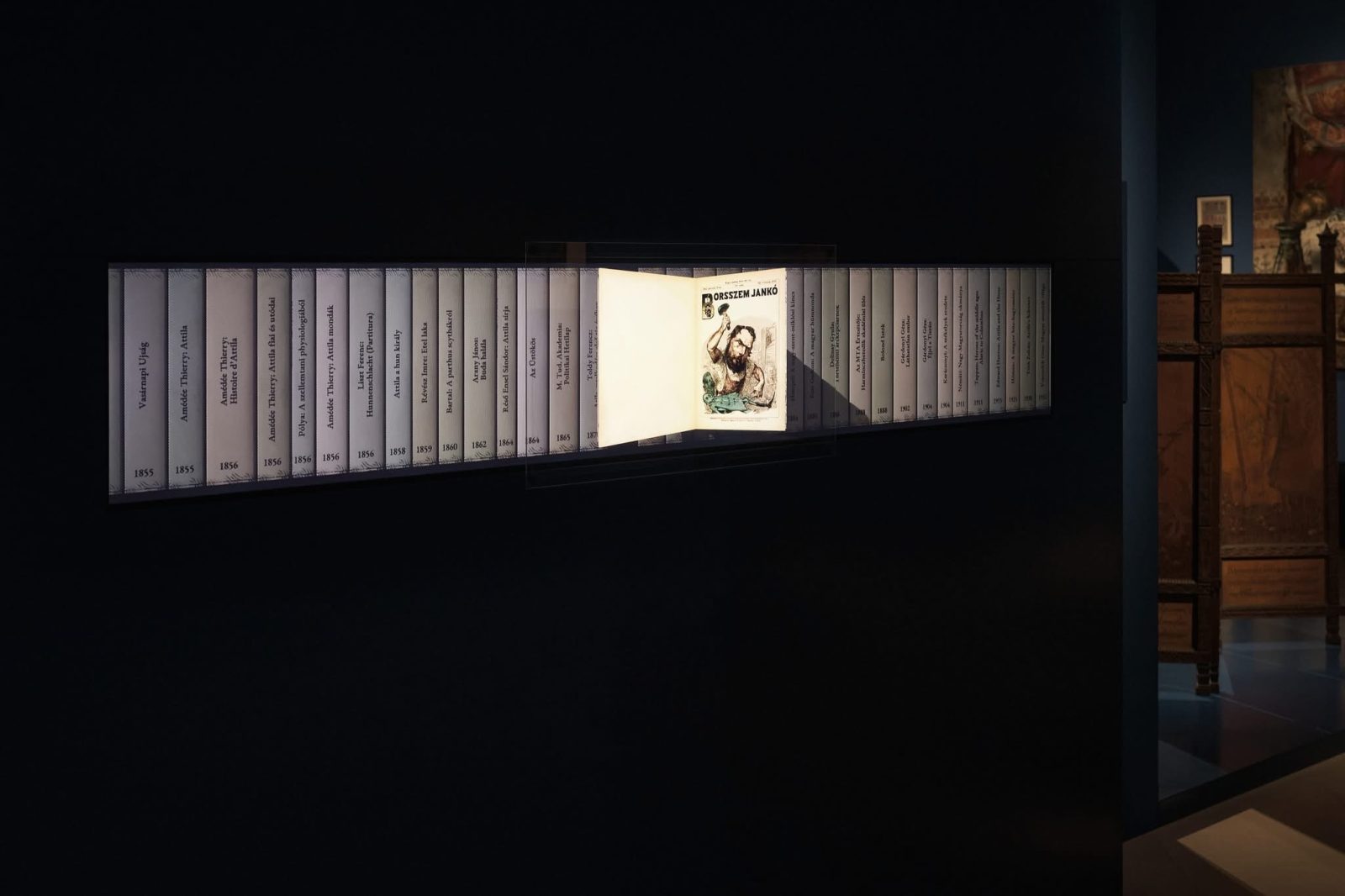 Digitális idővonalat és történeti dokumentumokat bemutató vizuáltechnikai installáció az Attila-kiállításon, Epson projektoros megjelenítéssel a Magyar Nemzeti Múzeumban.