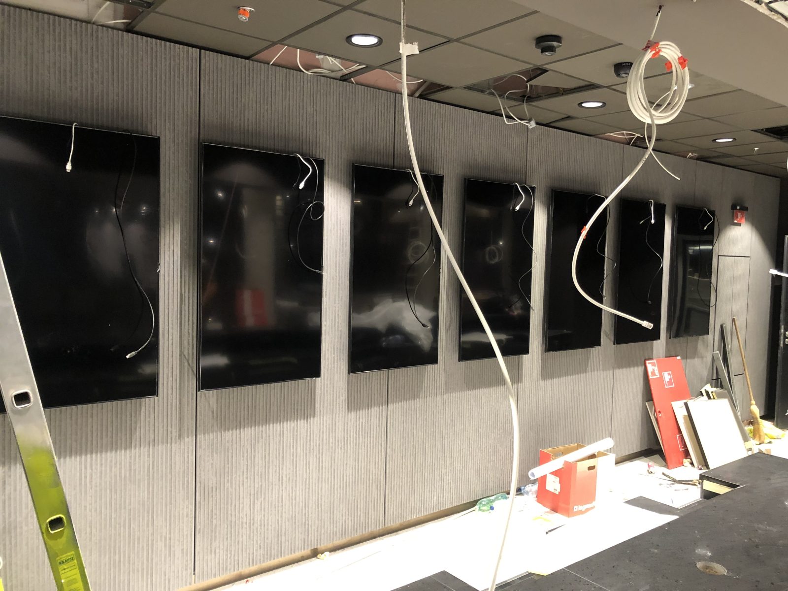 Etele Pláza mozi digitális kijelzőrendszer szerelése és előkészítése