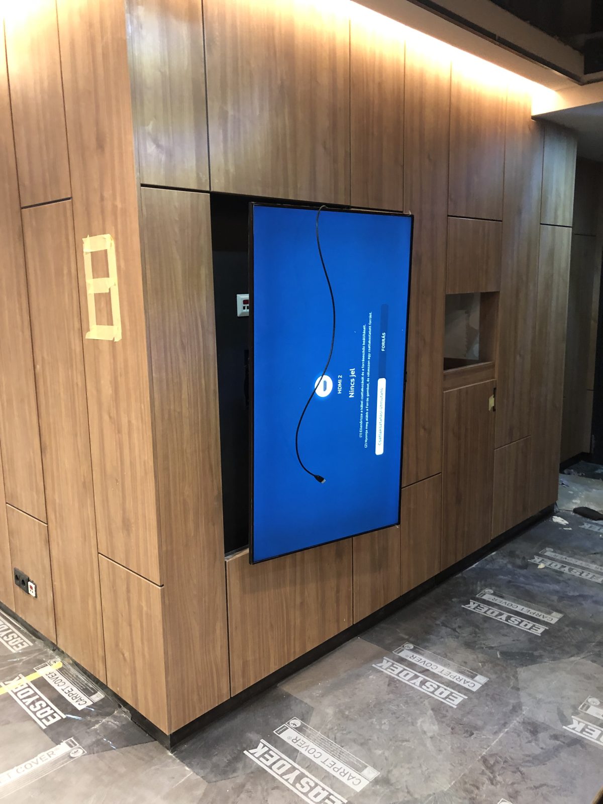 Falburkolatba süllyesztett kijelzőhelyek az Etele Pláza mozijában