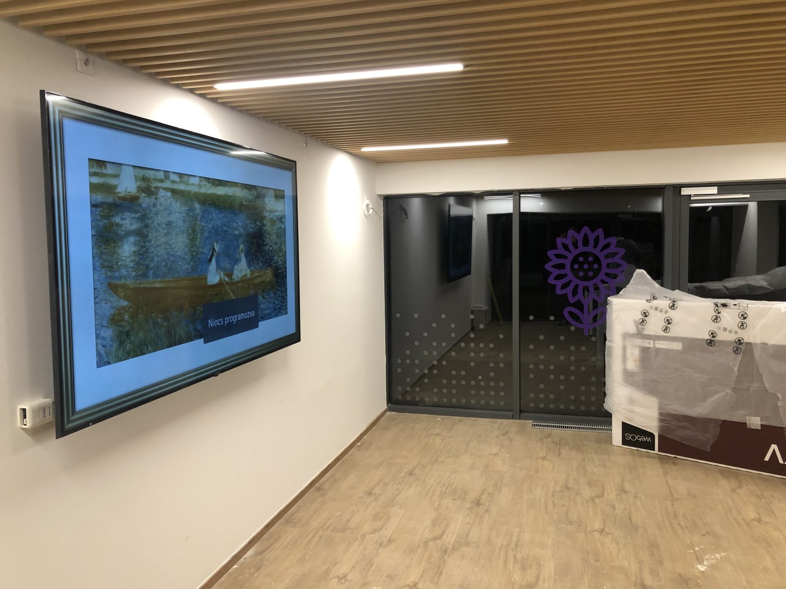 86 hüvelykes LG professzionális kijelzők telepítve a Zánkai Gyermektábor egyik épületében, oktatási és tájékoztató célú vizuáltechnikai rendszer részeként.