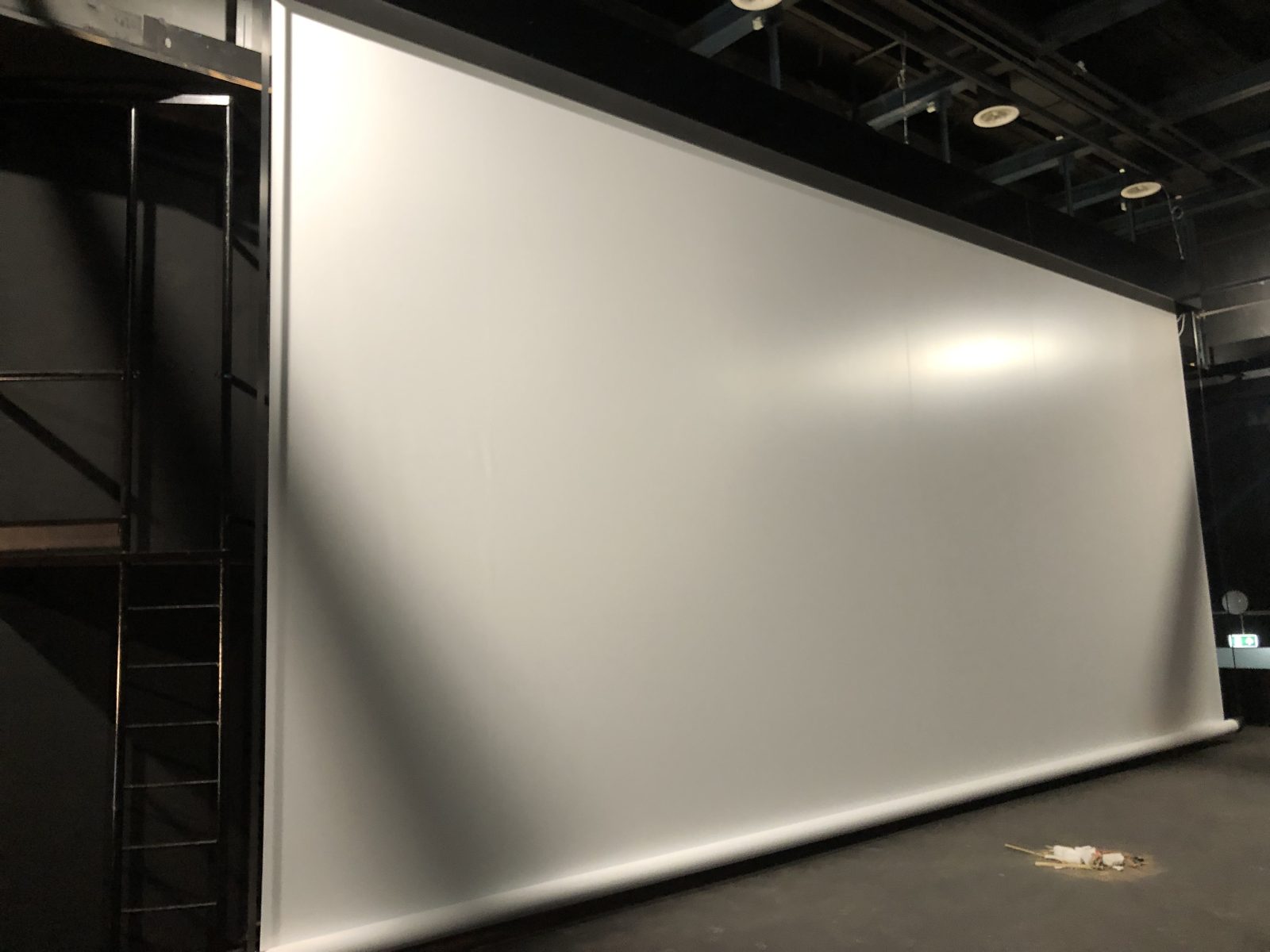 Komplex vizuáltechnikai rendszer a Zánkai Gyermektáborban Barco projektorral, nagyméretű LG kijelzőkkel és több projektoros vetítővásznas megoldással.