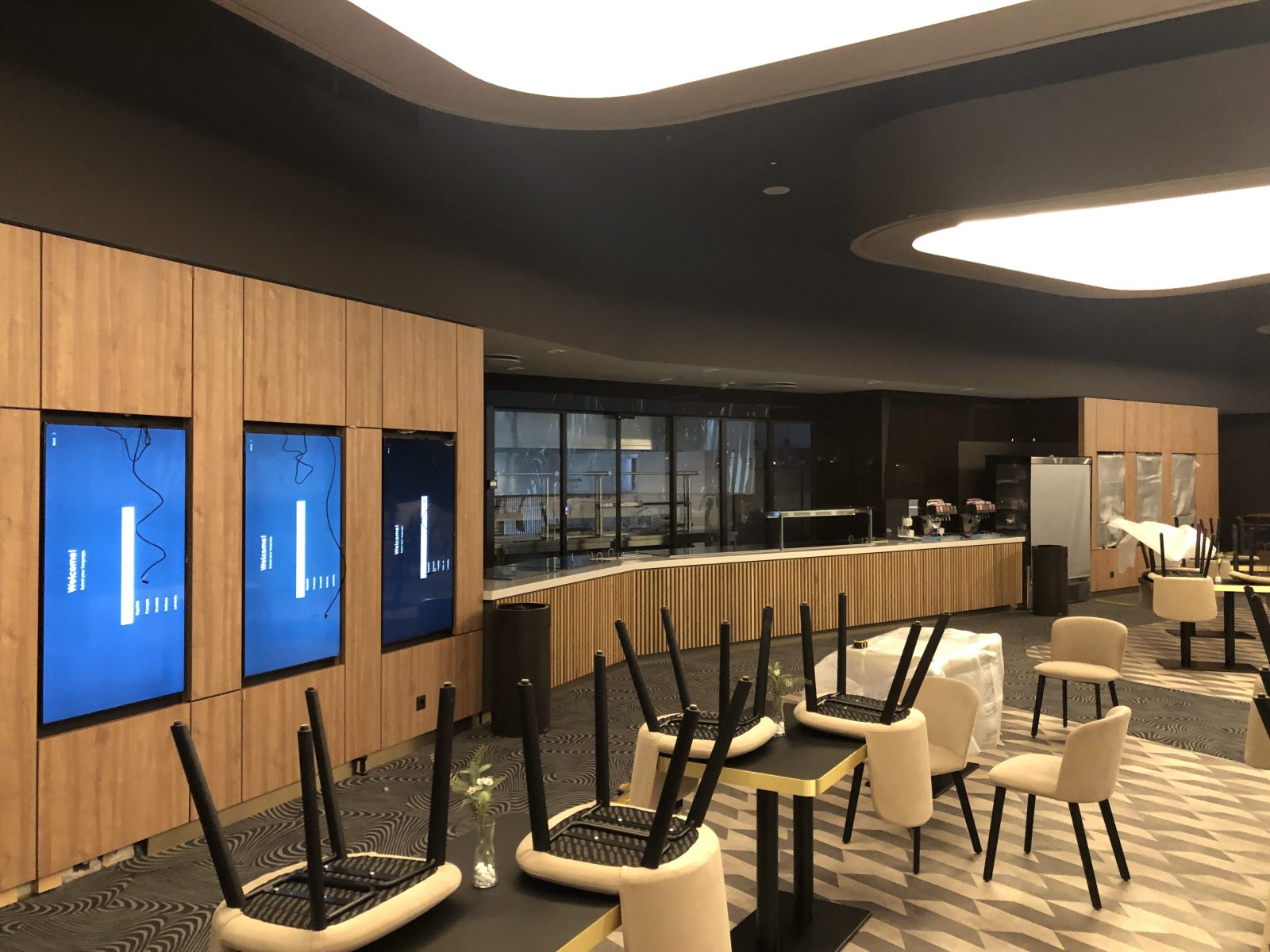 Beépített digitális kijelző az Etele Pláza mozi belső terében