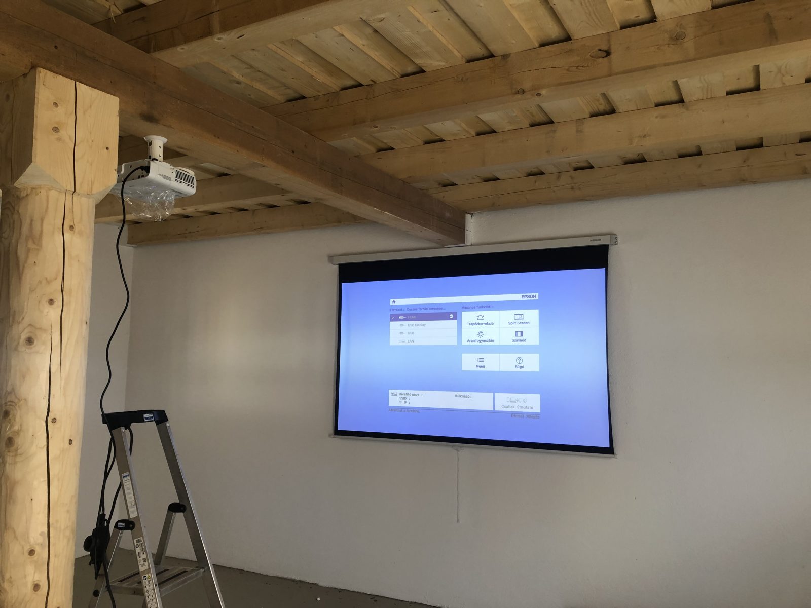 Epson projektorral megvalósított vetítés a Szentendrei Skanzen egyik kiállítótermében, a történeti tartalmat támogató múzeumi vizuáltechnikai megoldás.