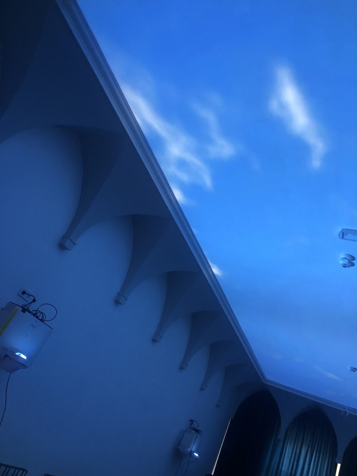 Mennyezetre vetített vizuális tartalom Epson projektorral a Szentendrei Skanzen kiállítási terében, múzeumi környezetbe illesztett vizuáltechnikai megoldásként.