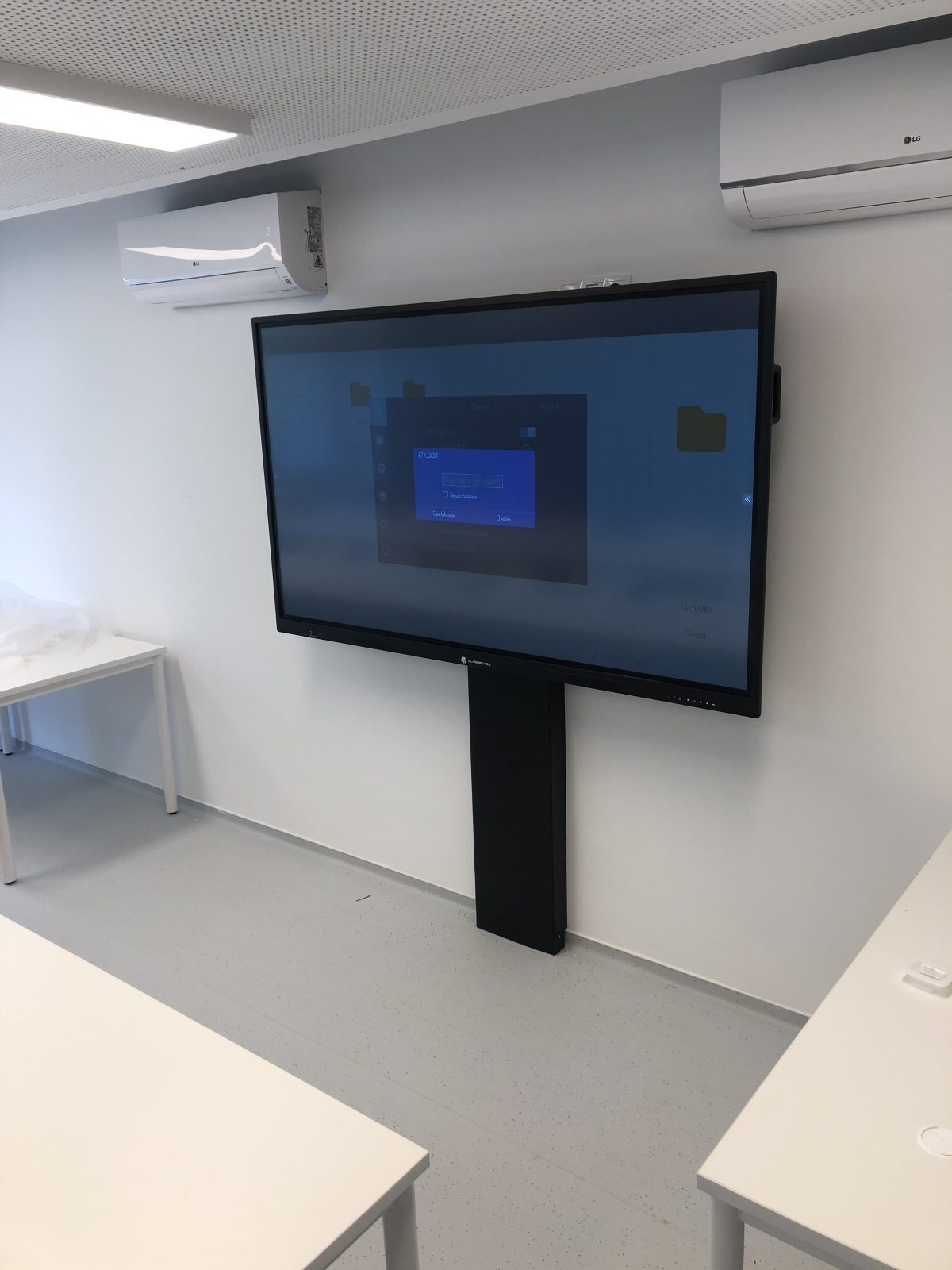 86 hüvelykes LG professzionális kijelzők telepítve a Zánkai Gyermektábor egyik épületében, oktatási és tájékoztató célú vizuáltechnikai rendszer részeként.