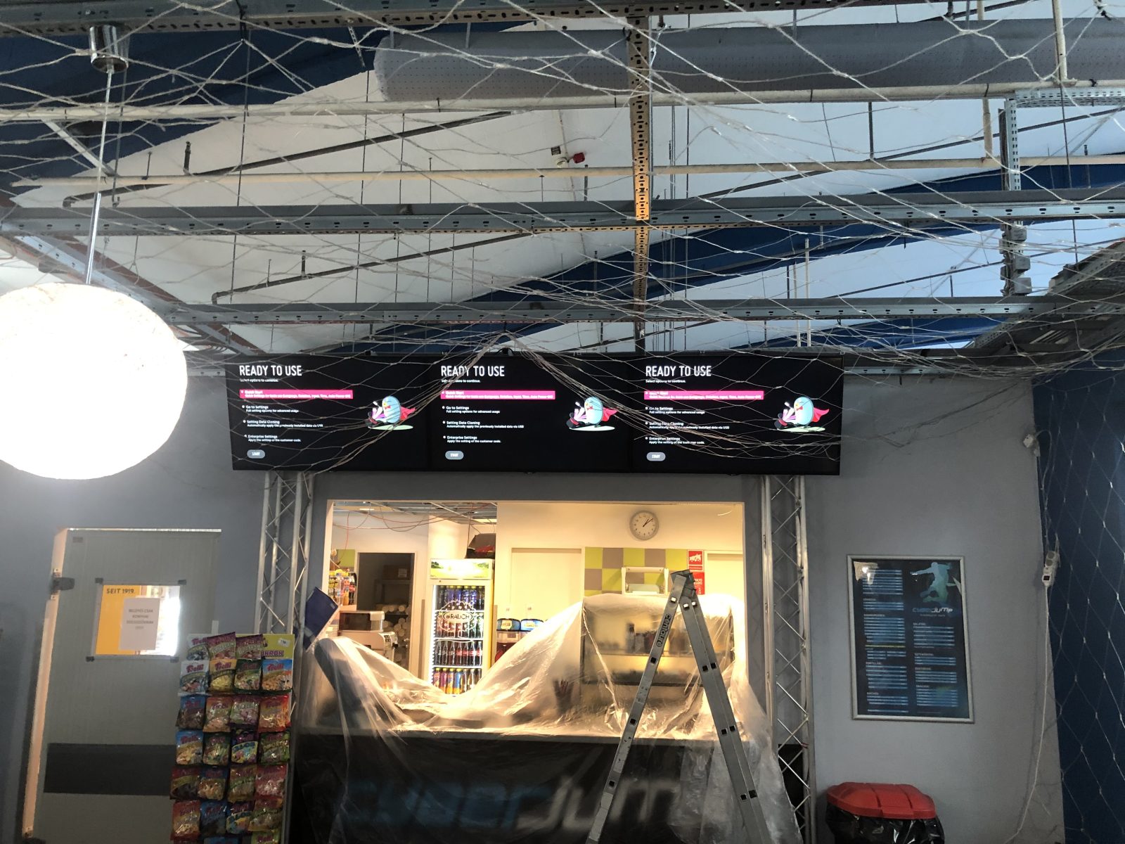 Akciók és információk megjelenítése LG signage kijelzőn a Cyberjump parkban