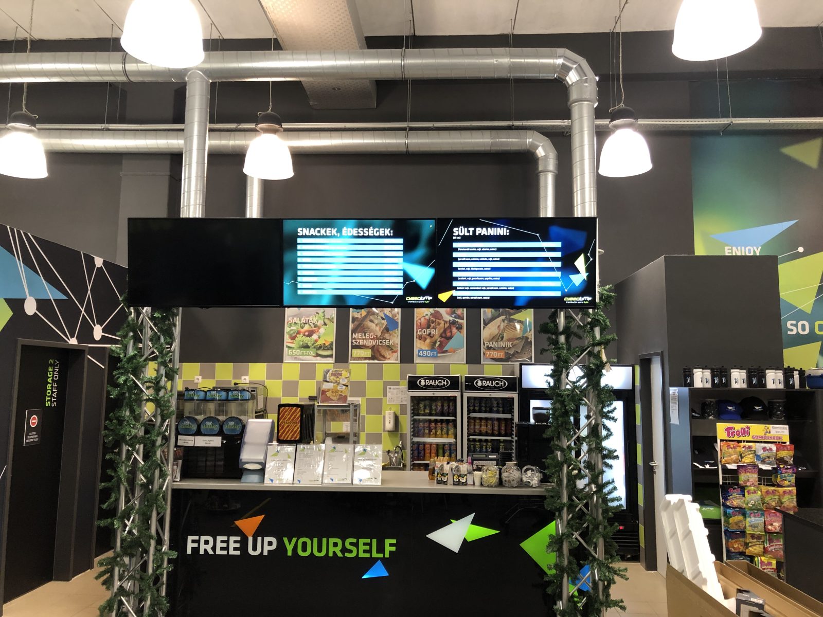 Akciók és információk megjelenítése LG signage kijelzőn a Cyberjump parkban