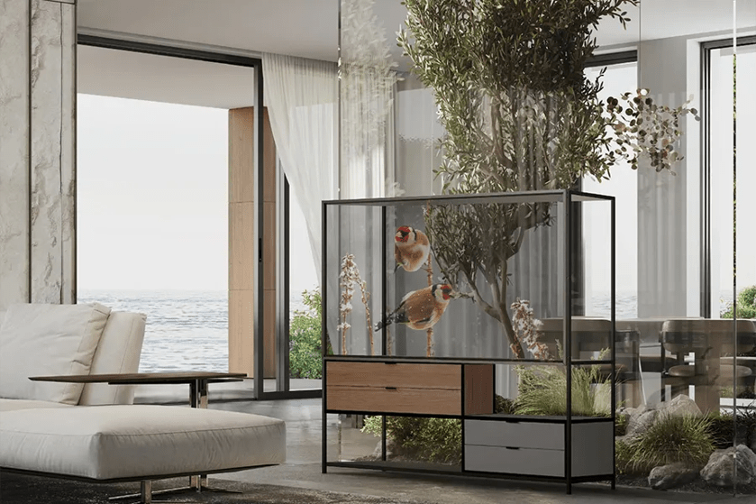 Transparent LCD kijelző üvegfelületen, amelyen digitális tartalom jelenik meg, miközben a háttérben látható a mögöttes tér – modern digitalsignage megoldás retail és kiállítási környezetbe.