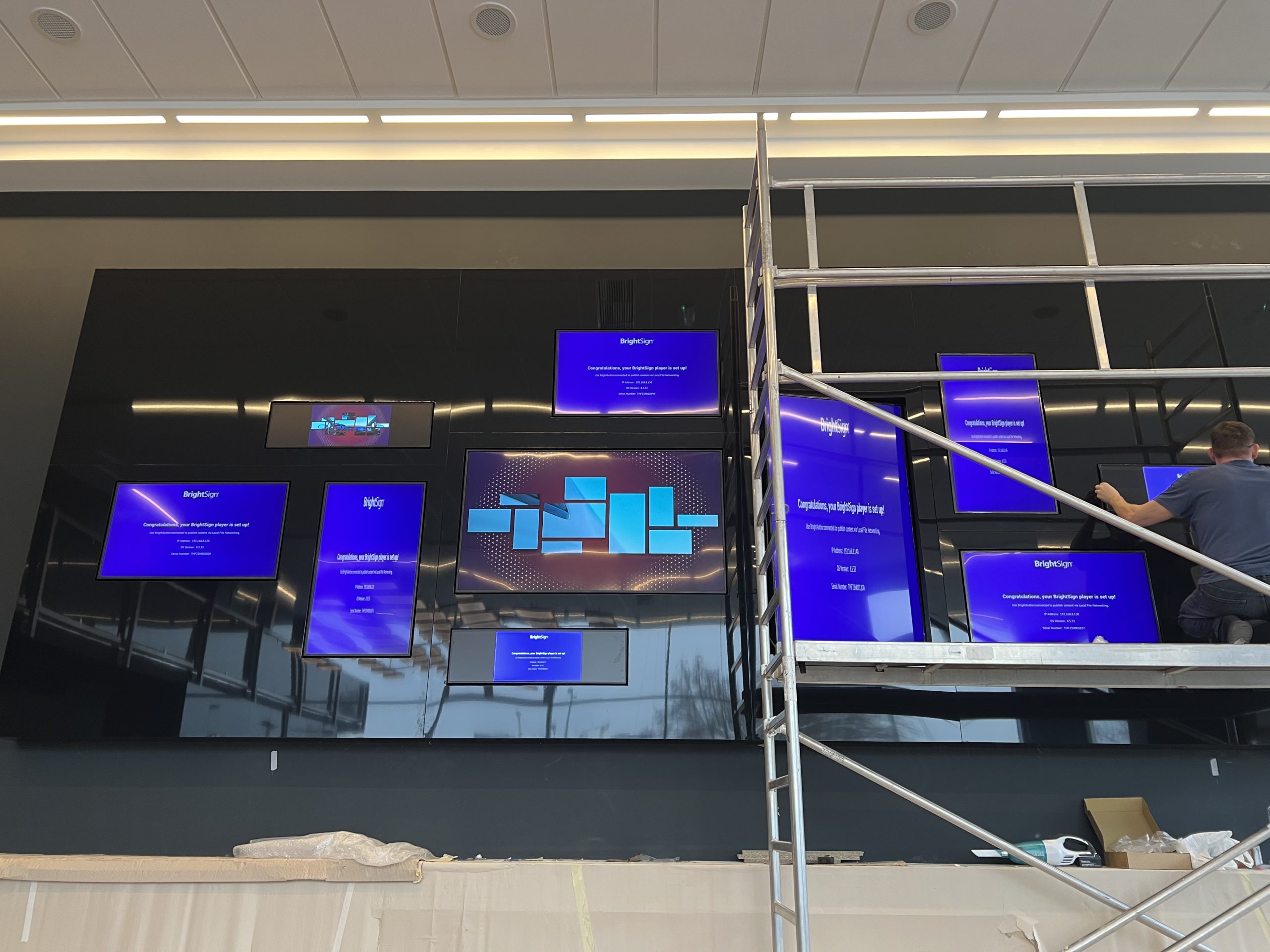 Digitális signage rendszer Mercedes szervizben Samsung kijelzőkkel