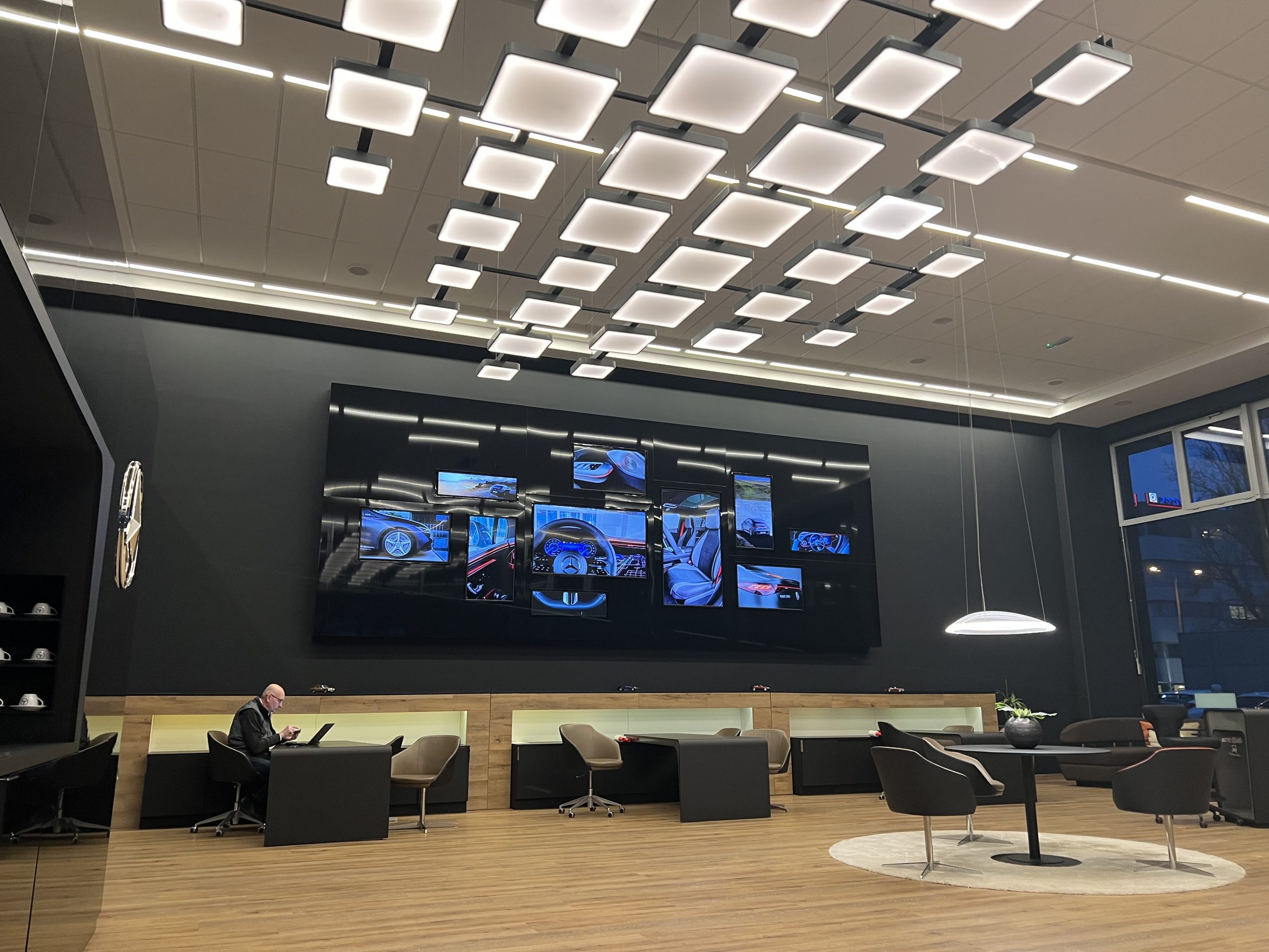 Digitális signage rendszer Mercedes szervizben Samsung kijelzőkkel